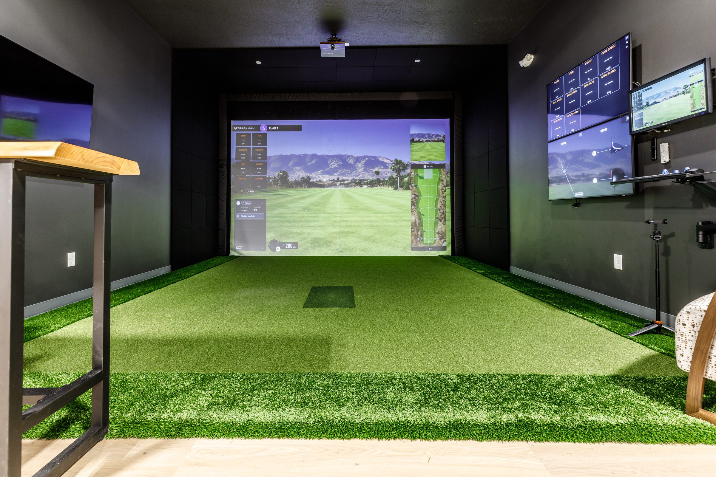 TrackMan bay with a course on screen
