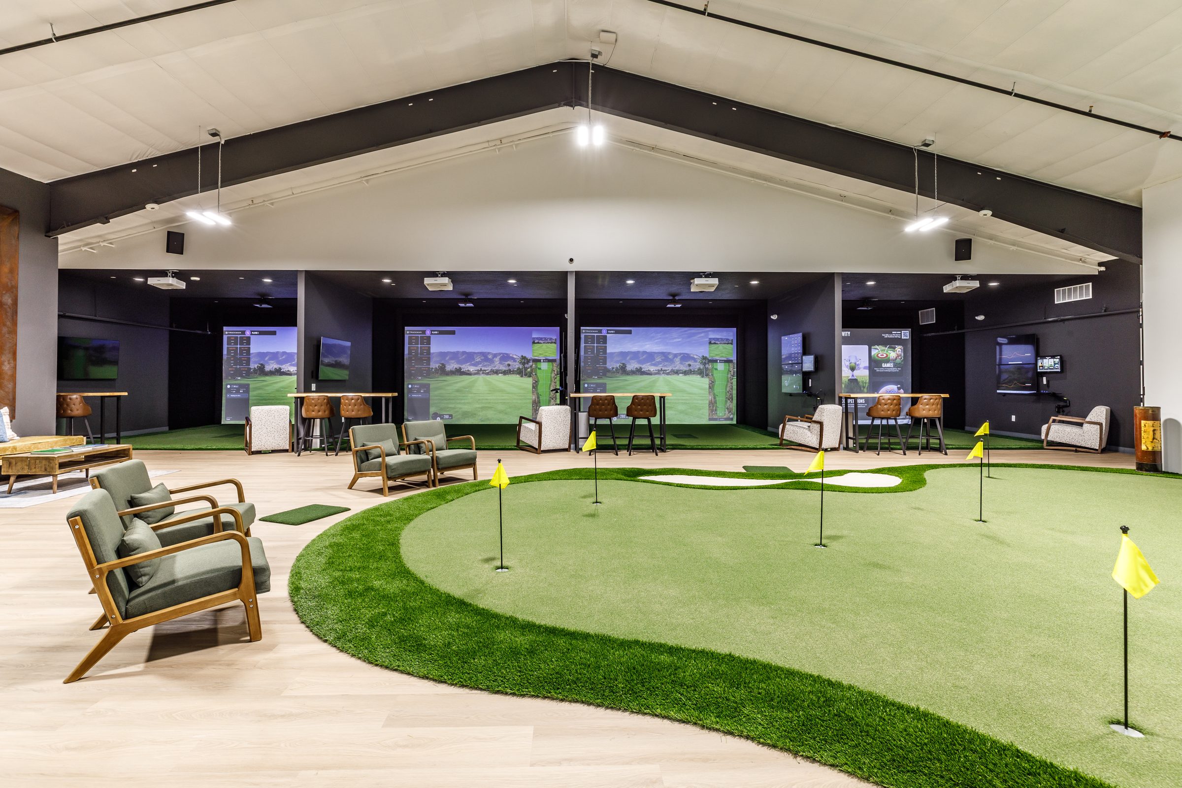 Putting green in front of the four TrackMan bays